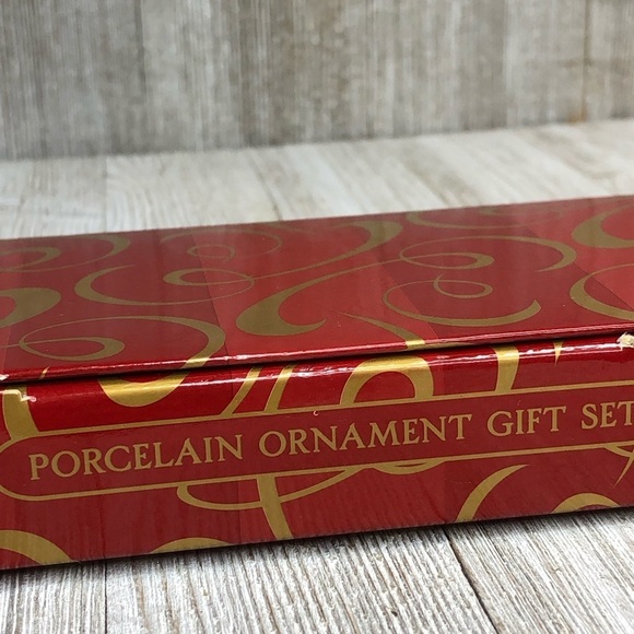 Vintage 2001 Avon Porcelain Christmas Ornament Set - Picture 6 of 6